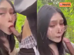 đi dã ngoại tiện đụ con ghệ ở trong rừng